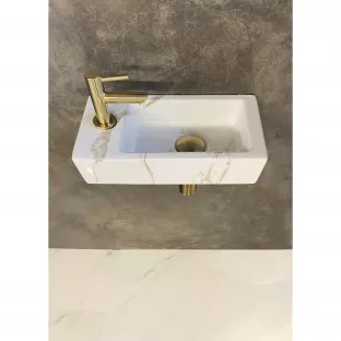 One Pack toilet fontein - Mini-Rhea - Kraangat links - 36x18x9 cm - Keramiek carrara - Met gouden koudwaterkraan, plug en sifon